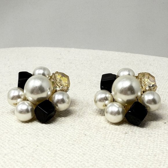 Vintage Cluster Bead Earrings‎ Marked Japan Black Faux Pearls Clip-On Retro - Picture 2 of 9